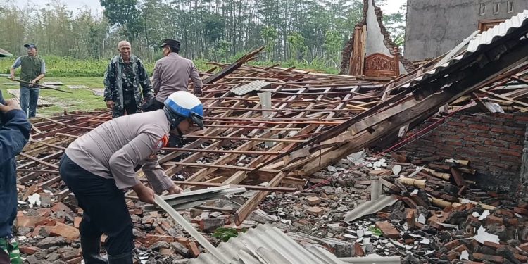 Ada Sosok Polisi Bondowoso Cekatan Terekam Saat Kejadian Bencana