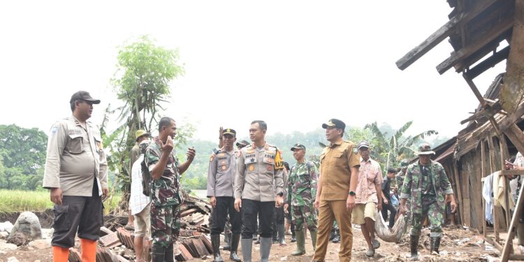 Polres Bondowoso bersama Forkopimda Gelar Baksos Salurkan Bantuan Pasca Banjir Bandang