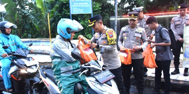 Kapolres Bondowoso berbagi takjil 100 paket kepada penguna jalan